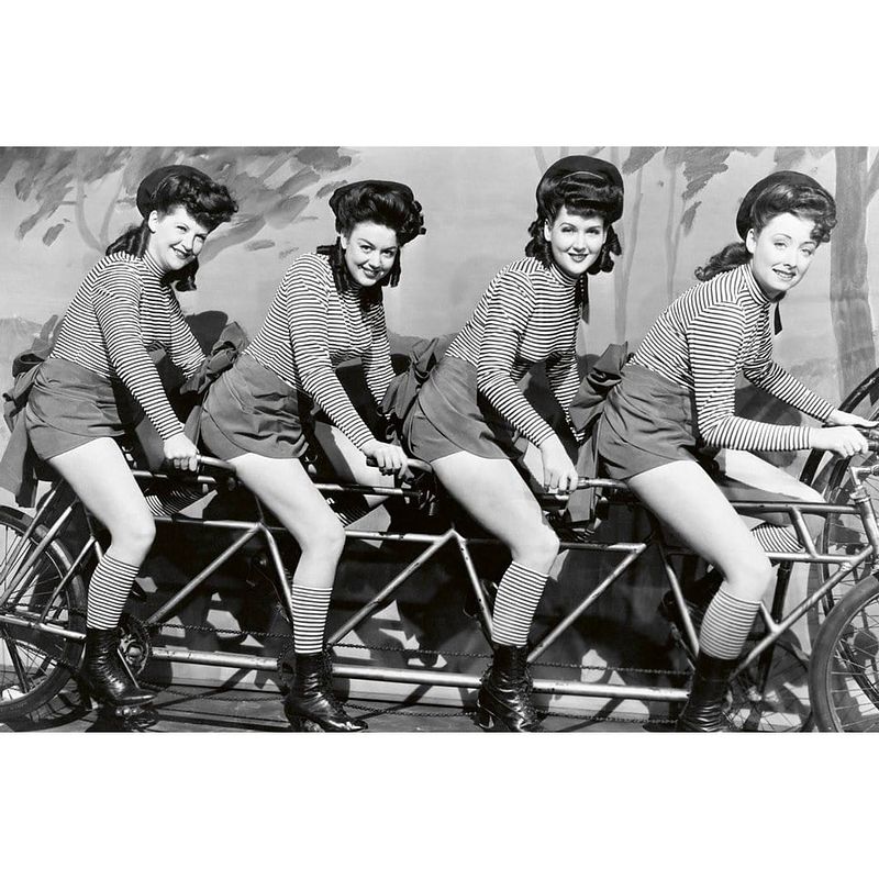 Foto van Dimex women on bicycle vlies fotobehang 375x250cm 5-banen