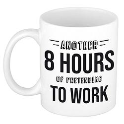 Foto van 8 hours of pretending to work kado mok / beker wit en zwart - cadeau collega - feest mokken