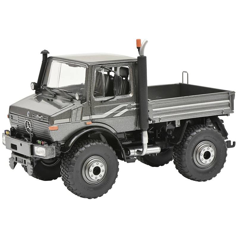 Foto van Schuco 450775300 schaal 1 vrachtwagen mercedes benz unimog u1600