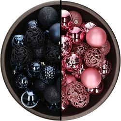 Foto van Kunststof kerstballen 74x stuks donkerblauw en roze 6 cm - kerstbal