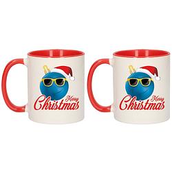 Foto van Set van 2x stuks merry christmas kerstcadeau kerstmokken rood kerstbal blauw met kerstmuts 300 ml - bekers