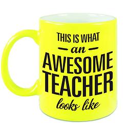 Foto van Awesome teacher cadeau neon gele mok / beker voor juf / meester 330 ml - feest mokken