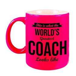 Foto van Worlds greatest coach cadeau koffiemok/theebeker neon roze 330 ml - feest mokken