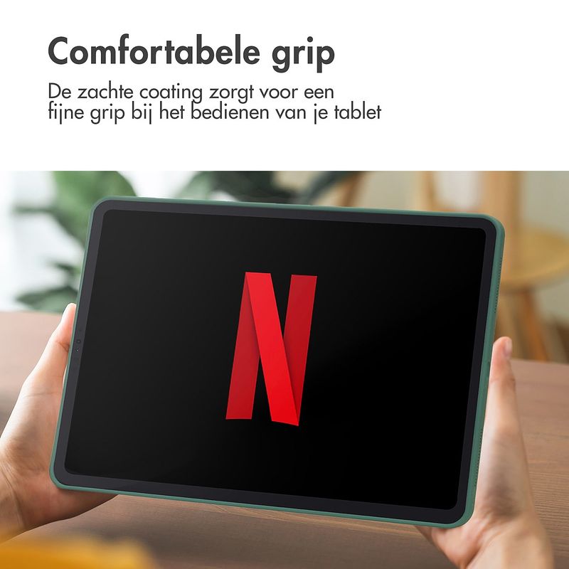 Foto van Accezz liquid silicone backcover met penhouder ipad pro 12.9 (2022) / pro 12.9 (2021) / pro 12.9 (2020) tablethoesje groen