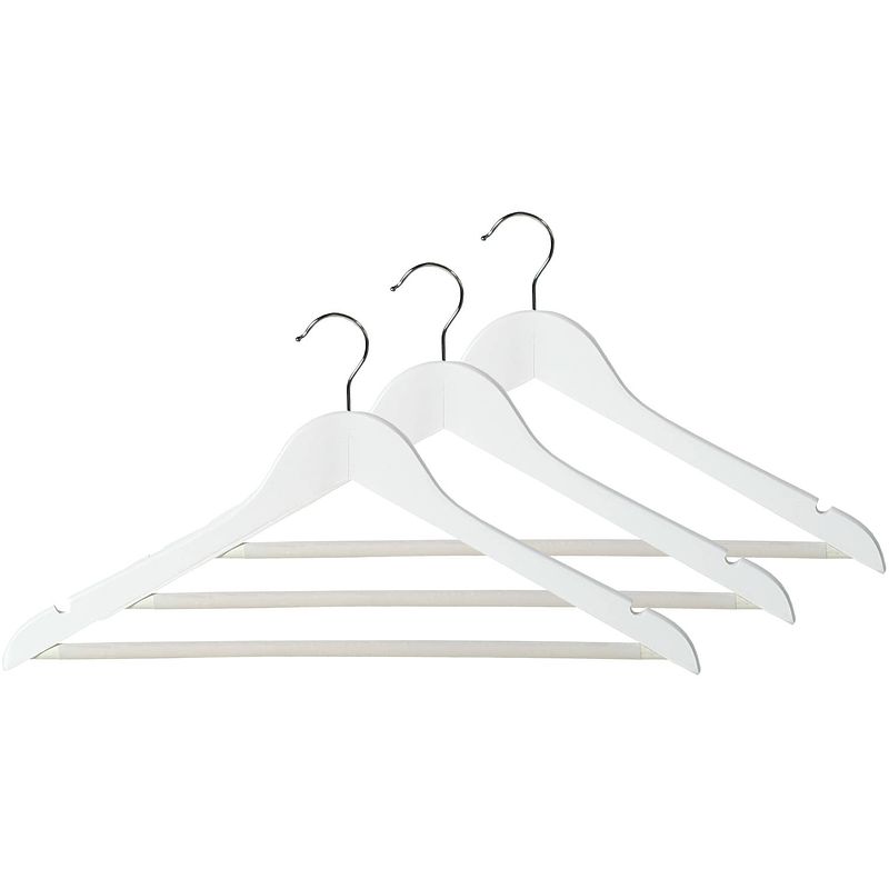 Foto van 6x witte houten kledinghangers 44 cm met broekstang - kledingkast - kleding opbergen - kleerhangers