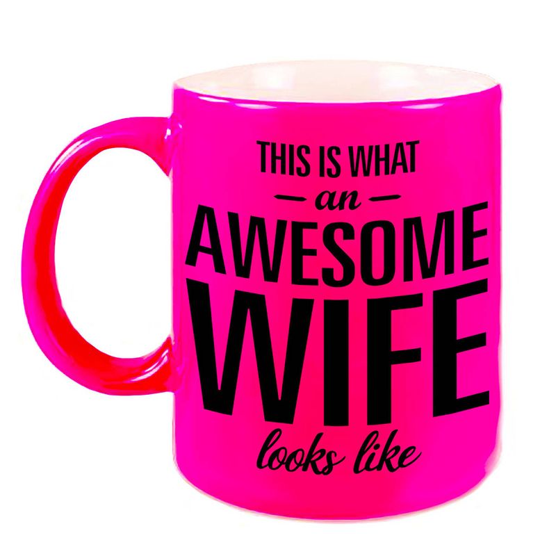 Foto van Awesome wife / echtgenote neon roze cadeau mok / beker 330 ml - feest mokken