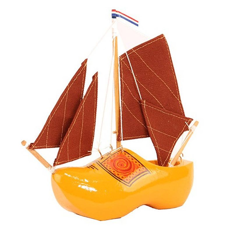 Foto van Decoratie zeilboot klomp met rode masten 20 cm - beeldjes