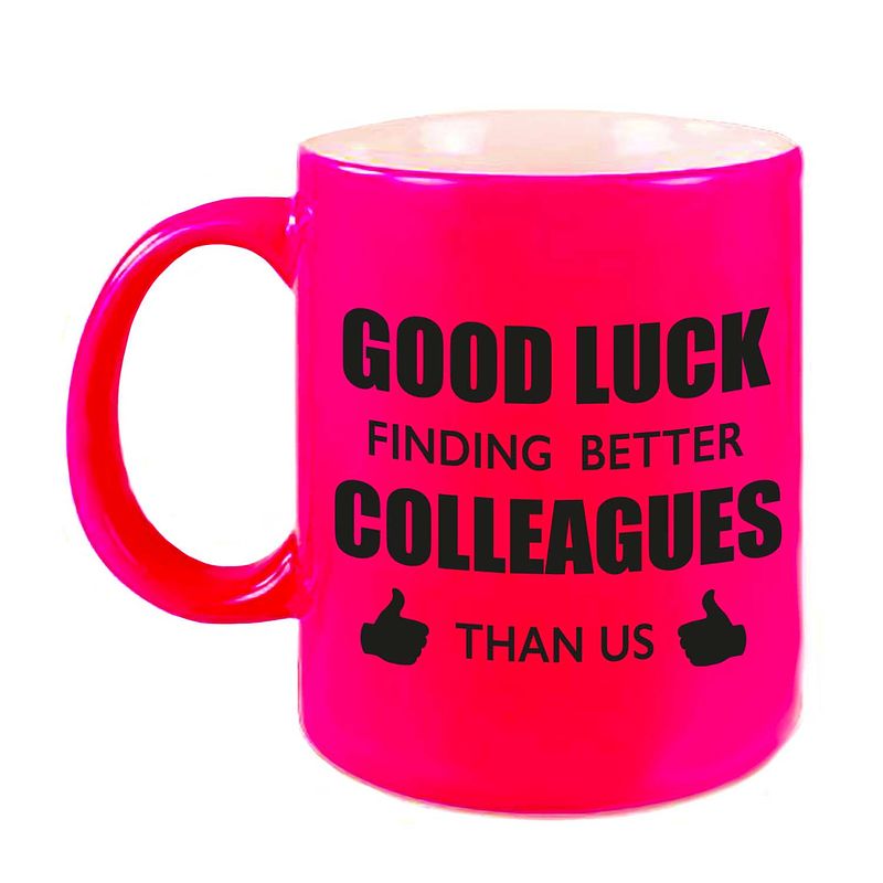 Foto van Good luck finding better colleagues than us mok / beker neon roze bedankt cadeau collega 300 ml - feest mokken