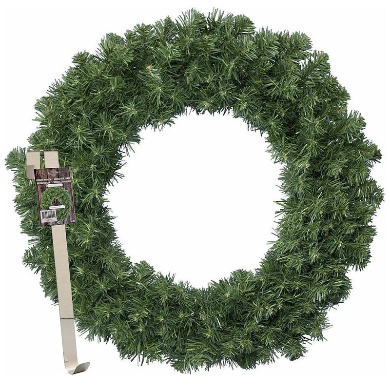 Foto van Kerstkrans 50 cm - groen - met messing zilveren hanger/ophanghaak - kerstversiering - kerstkransen