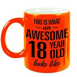 Foto van Awesome 18 year cadeau mok / beker neon oranje 330 ml - feest mokken