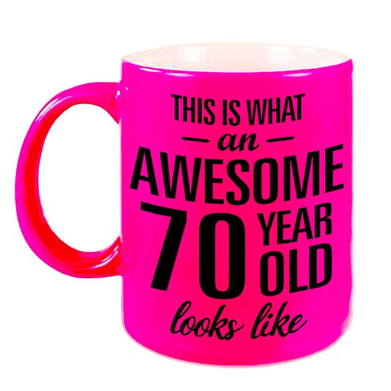 Foto van Awesome 70 year cadeau mok / beker neon roze 330 ml - feest mokken