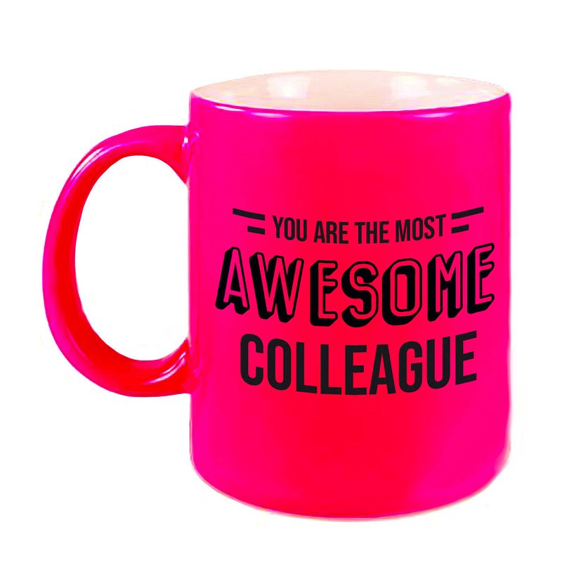 Foto van 1x stuks collega cadeau mok / beker neon roze the most awesome colleague - feest mokken