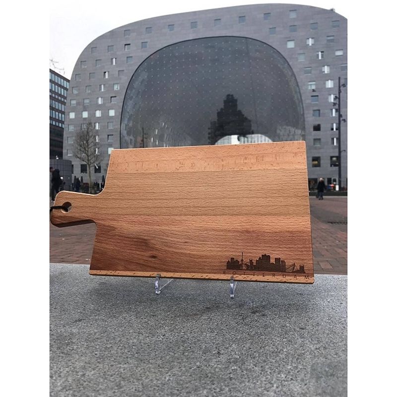 Foto van Bowls and dishes serveerplank skyline rotterdam, 38 cm - bowls & dishes puur hout