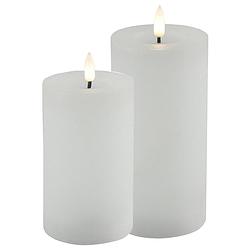 Foto van Led kaarsen/stompkaarsen - set 2x - wit - d7,5 x h12,5 en h15 cm - timer - warm wit - led kaarsen