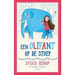 Foto van Een olifant op de stoep