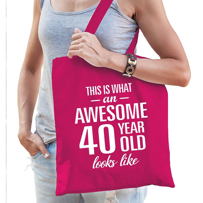 Foto van Awesome 40 year / 40 jaar cadeau tas roze voor dames - feest boodschappentassen