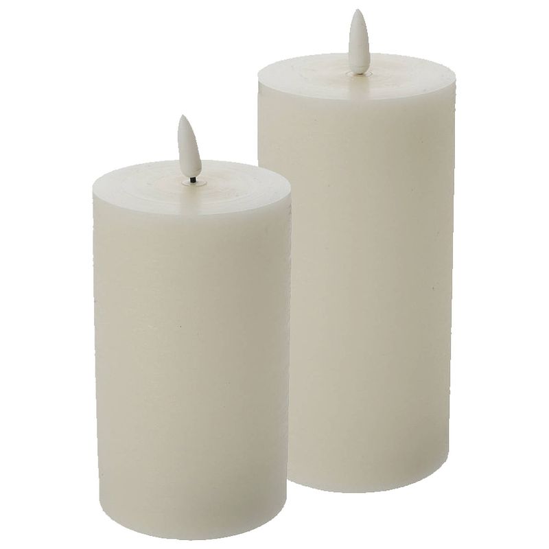 Foto van Led kaarsen/stompkaarsen - set 2x - creme wit - h12,5 en h15 cm - flikkerend licht - timer - led kaarsen