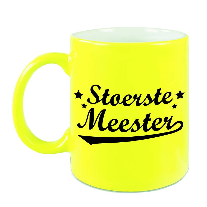 Foto van Stoerste meester cadeau mok / beker neon geel 330 ml - feest mokken