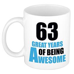 Foto van 63 great years of being awesome cadeau mok / beker wit en blauw - feest mokken