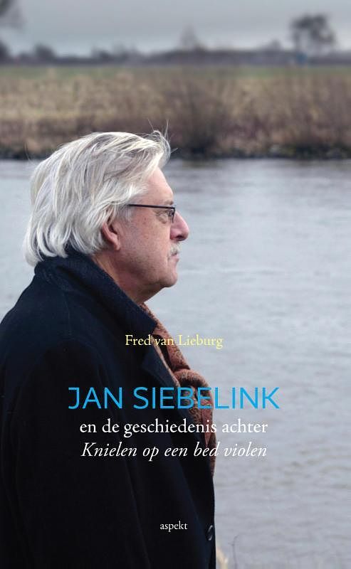 Foto van Jan siebelink en de geschiedenis achter knielen op een bed violen - fred van lieburg - paperback (9789461539588)