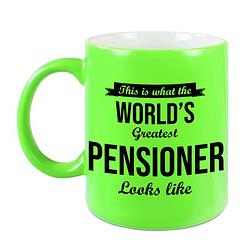 Foto van How the worlds greatest pensioner looks like mok / beker neon groen pensioen cadeau collega 330 ml - feest mokken