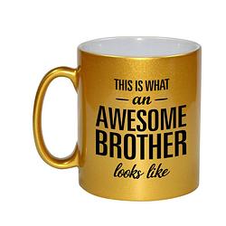 Foto van Awesome brother cadeau mok / beker voor broer goud 330 ml - feest mokken