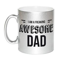 Foto van Vader cadeau zilveren mok / beker i am a freaking awesome dad - feest mokken