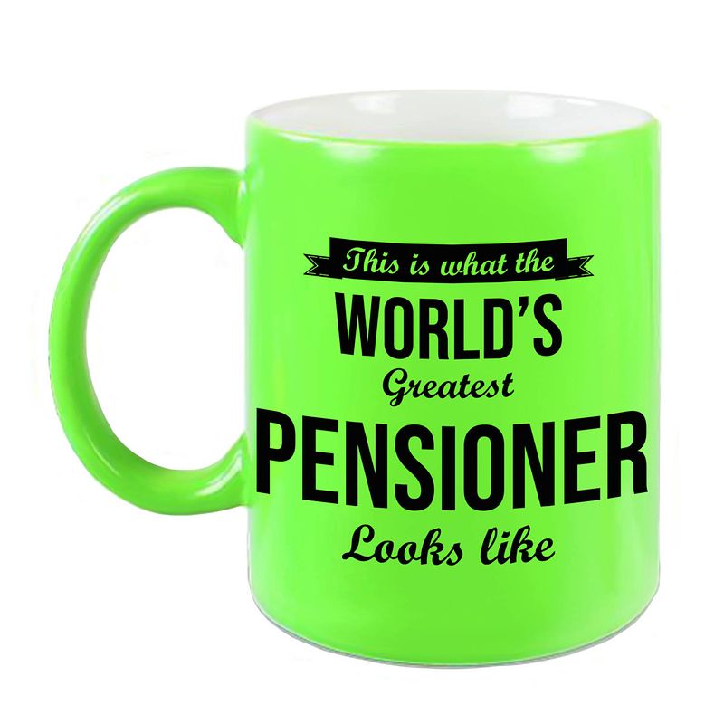 Foto van How the worlds greatest pensioner looks like mok / beker neon groen pensioen cadeau collega 330 ml - feest mokken