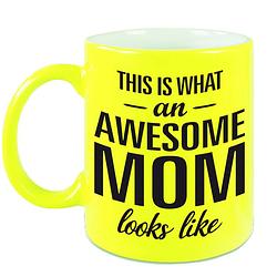 Foto van Awesome mom cadeau mok / beker neon geel voor moederdag 330 ml - feest mokken