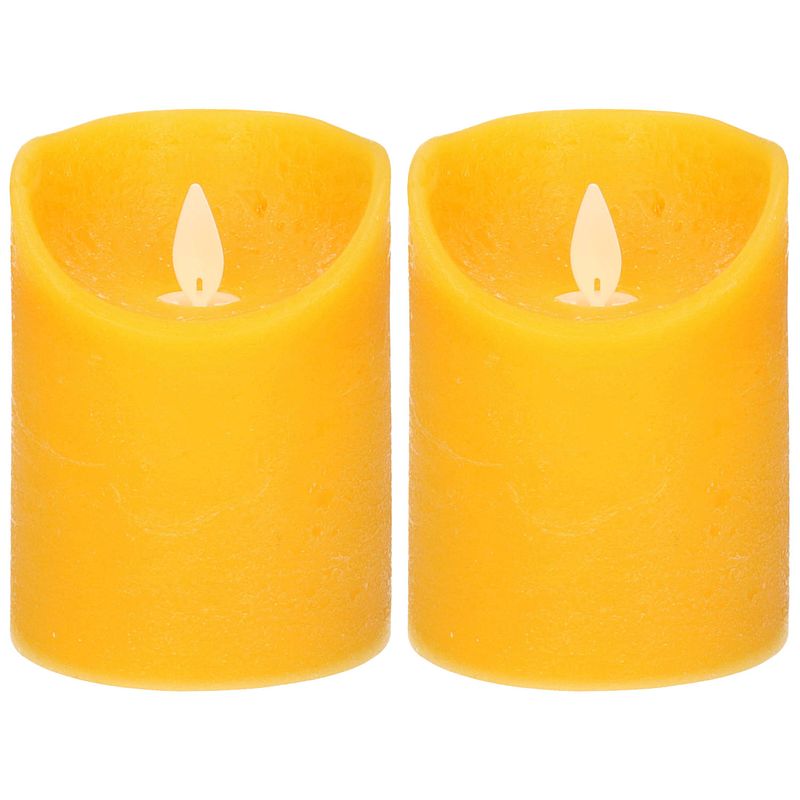 Foto van 2x oker gele led kaarsen / stompkaarsen met bewegende vlam 10 cm - led kaarsen