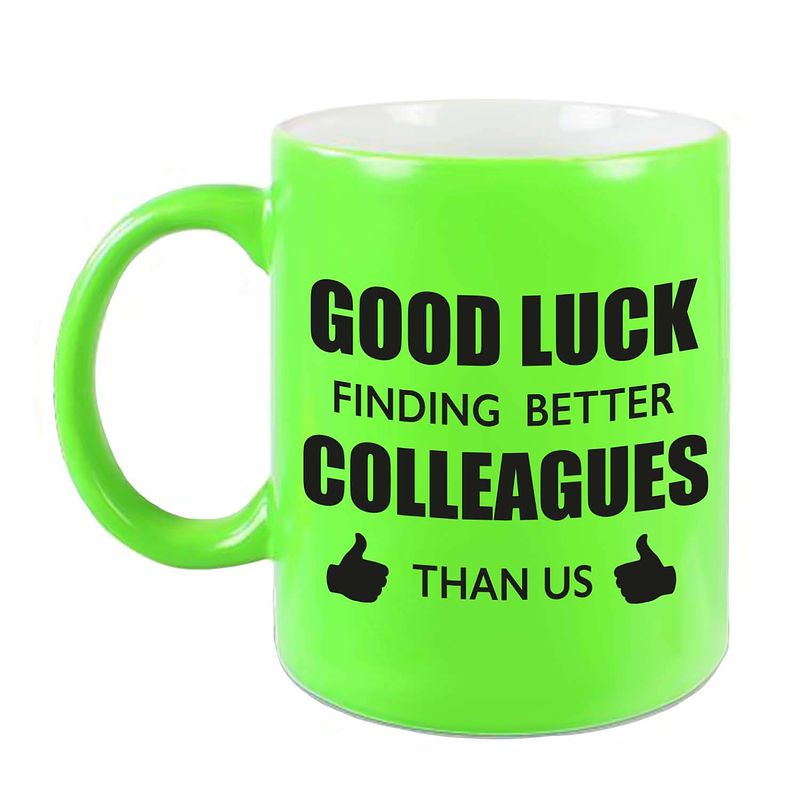 Foto van Good luck finding better colleagues than us mok / beker neon groen bedankt cadeau collega 300 ml - feest mokken