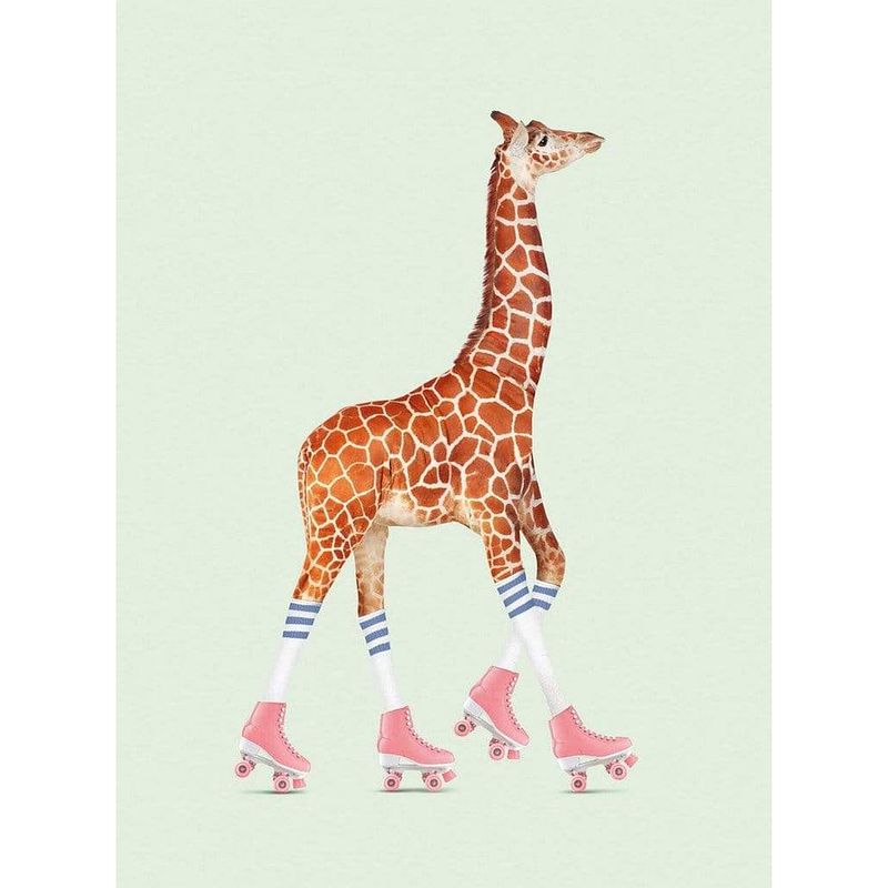 Foto van Wizard+genius rollerscating giraffe vlies fotobehang 192x260cm 4-banen