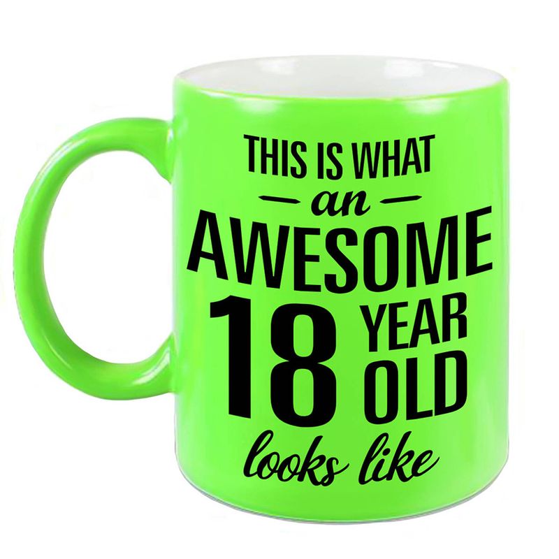 Foto van Awesome 18 year cadeau mok / beker neon groen 330 ml - feest mokken