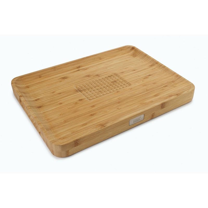 Foto van Joseph joseph - cut & carve bamboo chopping board