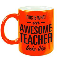 Foto van Awesome teacher cadeau neon oranje mok / beker voor juf / meester 330 ml - feest mokken