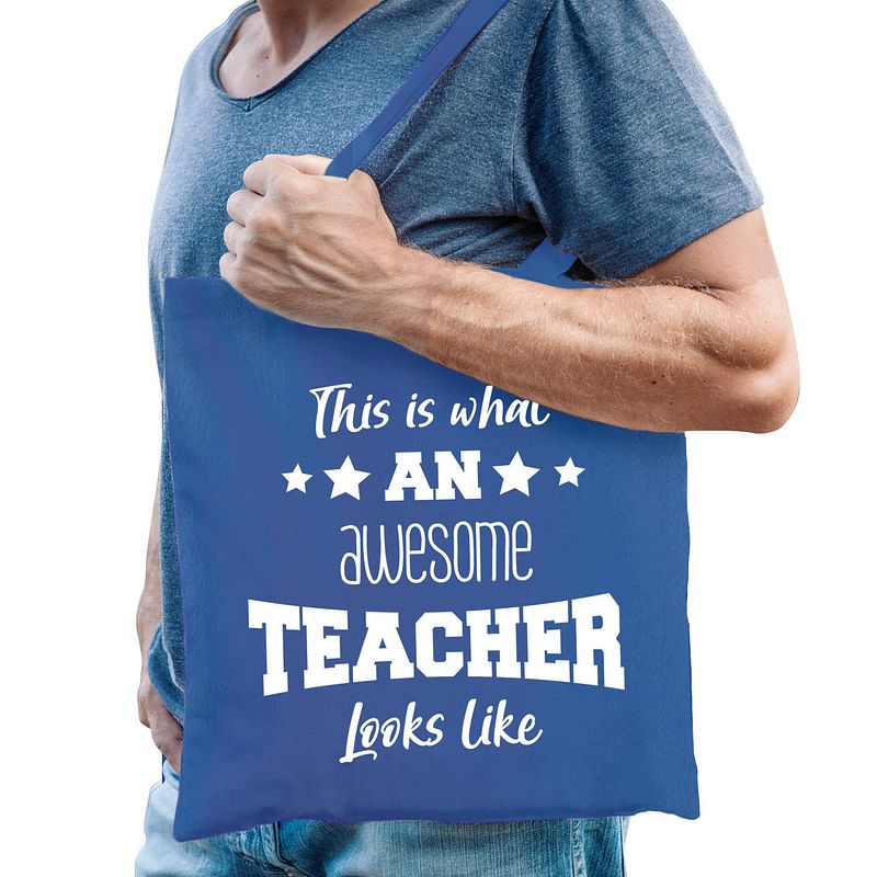 Foto van Bellatio decorations cadeau tas meester - katoen - blauw -this is what an awesome teacher looks like - feest boodschappe