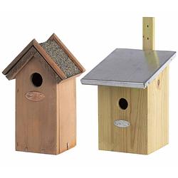 Foto van Voordeelset van 2x stuks houten vogelhuisjes/nestkastjes eiken en houtkleur - vogelhuisjes