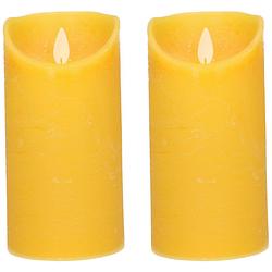 Foto van 2x oker gele led kaarsen / stompkaarsen met bewegende vlam 15 cm - led kaarsen