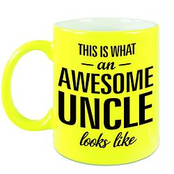 Foto van Awesome uncle / oom cadeau mok / beker neon geel 330 ml - feest mokken