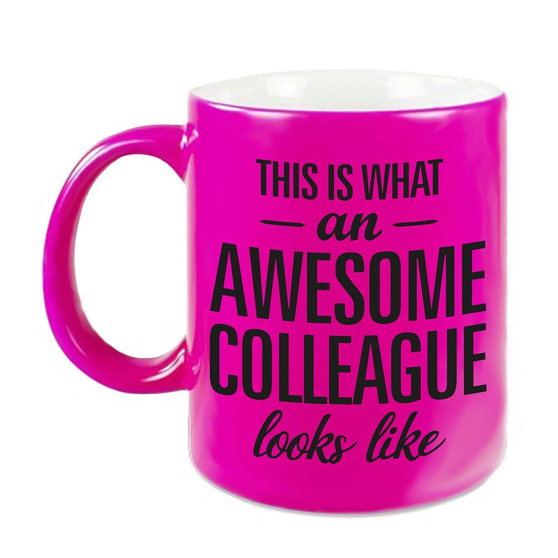 Foto van Awesome colleague cadeau mok / beker voor collega neon roze 330 ml - feest mokken