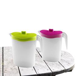 Foto van 2x stuks waterkan/sapkan/limonadekan karaf deksel 1.5 liter kunststof groen/roze - schenkkannen