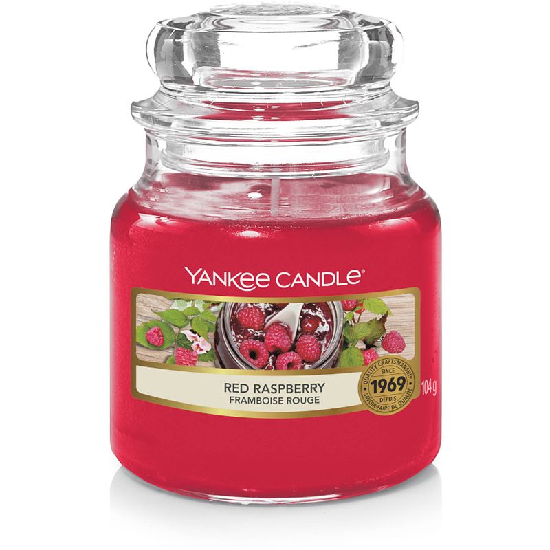 Foto van Yankee candle geurkaars small red raspberry - 9 cm / ø 6 cm