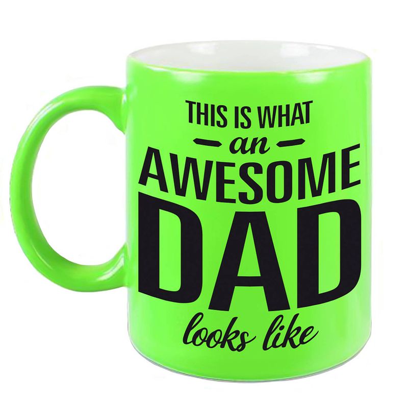 Foto van Awesome dad cadeau mok / beker neon groen voor vaderdag 330 ml - feest mokken