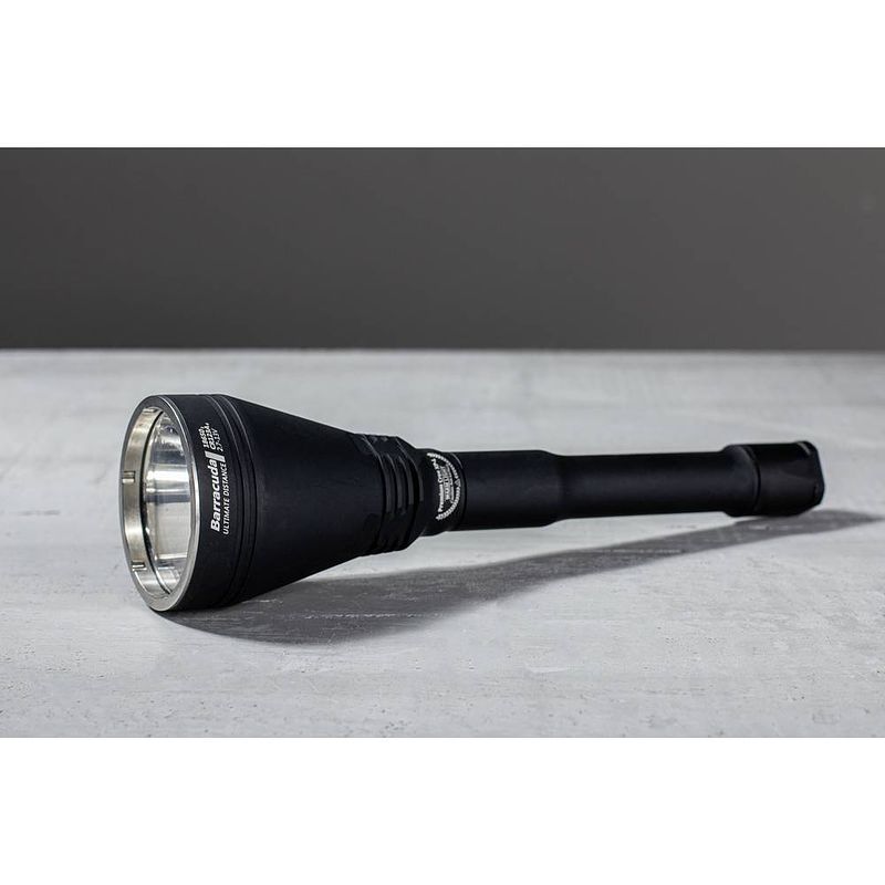 Foto van Armytek barracuda warm handlamp werkt op een accu led 1350 lm 720 h 303 g