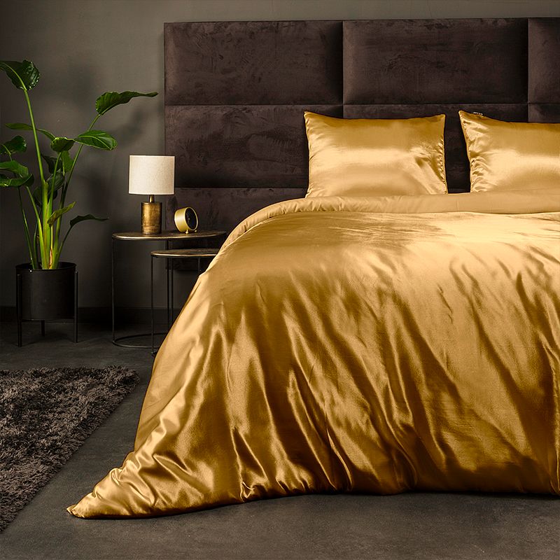 Foto van Fresh & co silk satin dekbedovertrek kleur: goud, 200 x 220 cm