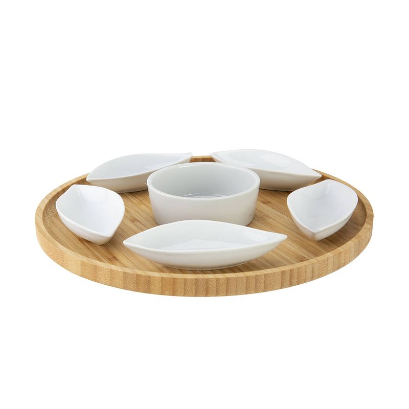 Foto van Cosy & trendy serveerplank bamboe dia 26 cm met 6x luxe hapjes/saus/tapas keramieken schaaltjes - snack en tapasschalen