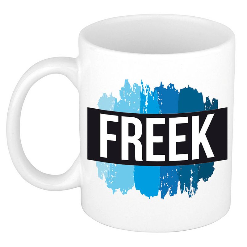 Foto van Naam cadeau mok / beker freek met blauwe verfstrepen 300 ml - naam mokken