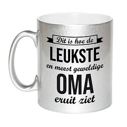 Foto van Zilveren leukste en meest geweldige oma cadeau koffiemok / theebeker 330 ml - feest mokken