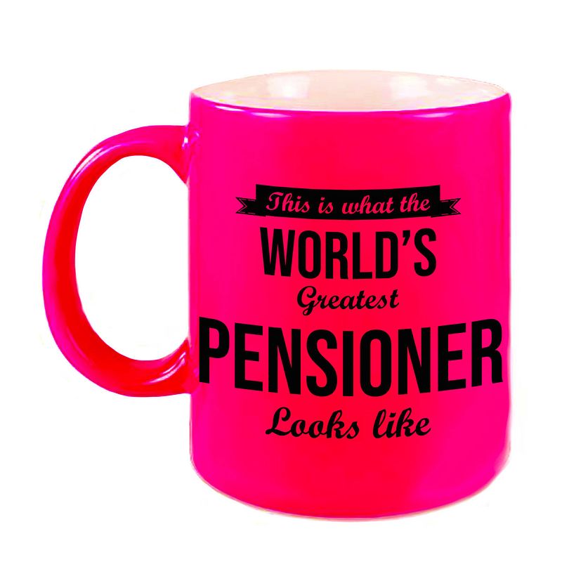 Foto van How the worlds greatest pensioner looks like mok / beker neon roze pensioen cadeau collega 330 ml - feest mokken