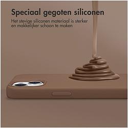 Foto van Accezz liquid silicone backcover met magsafe voor apple iphone 13 pro max telefoonhoesje bruin